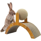 Griffoir boule en sisal sur arche en bois avec tapis à griffer