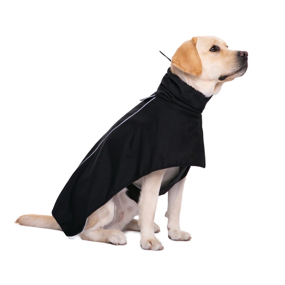 Chien portant un imperméable réfléchissant noir ajustable