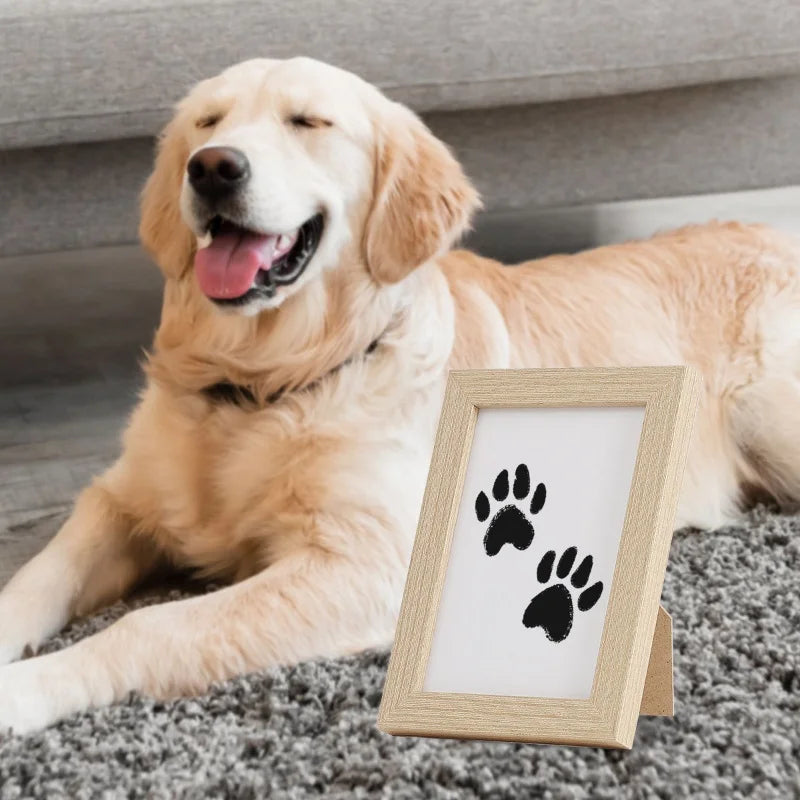 Cadre souvenir en bois naturel posé près d'un chien