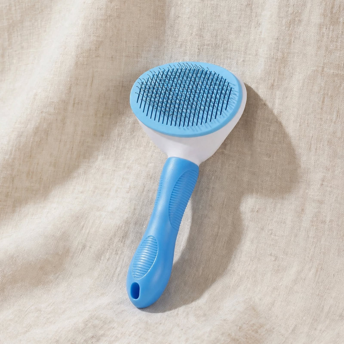 Brosse autonettoyante pour chats et chiens bleu