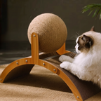 Griffoir boule en sisal naturel pour chat sur support en bois