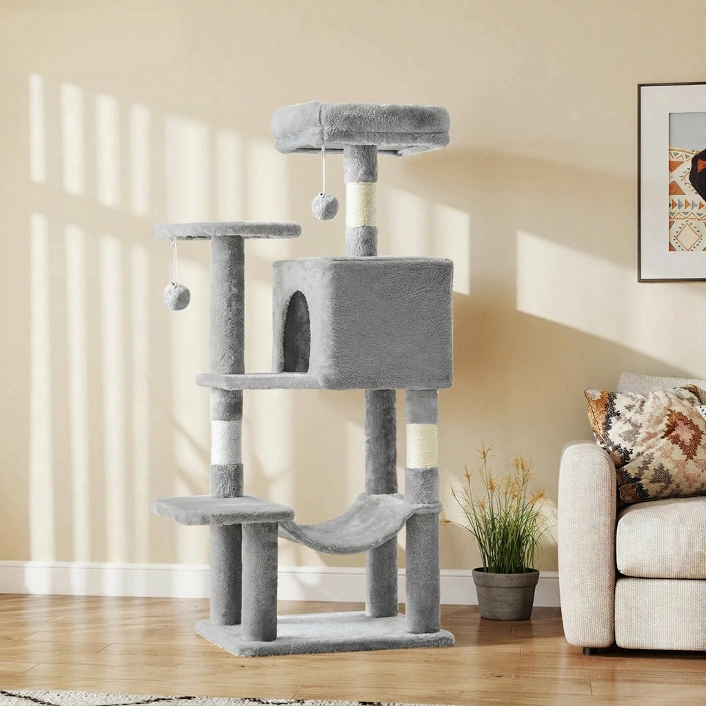 Arbre à chat multi-niveaux 112 cm dans un coin de salon moderne chaleureux